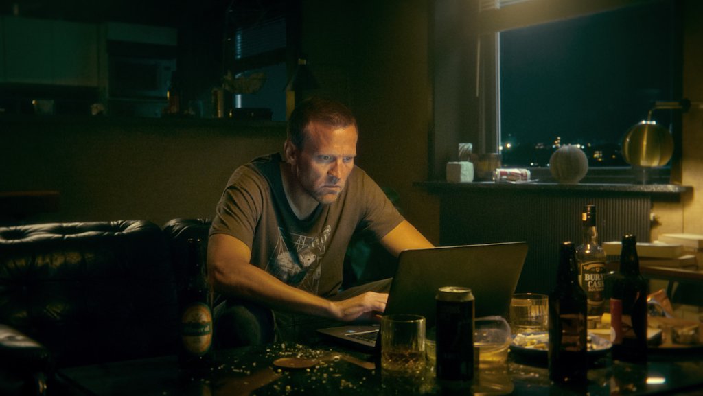 Jo Nesbo's Detective Hole, сезон 1

Къде: в Netflix

В Осло избухва поредица от ритуални убийства и брилянтният, но вътрешно сломен детектив Хари Хуле трябва да ги разплете, за да хване убиеца. Зад мистерията има и история за двама полицаи - колеги по служба, но противници по убеждения - единият от които е готов да прекрачи всяка граница.