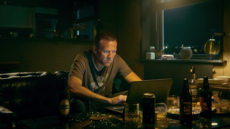 Jo Nesbo's Detective Hole, сезон 1

Къде: в Netflix

В Осло избухва поредица от ритуални убийства и брилянтният, но вътрешно сломен детектив Хари Хуле трябва да ги разплете, за да хване убиеца. Зад мистерията има и история за двама полицаи - колеги по служба, но противници по убеждения - единият от които е готов да прекрачи всяка граница.
