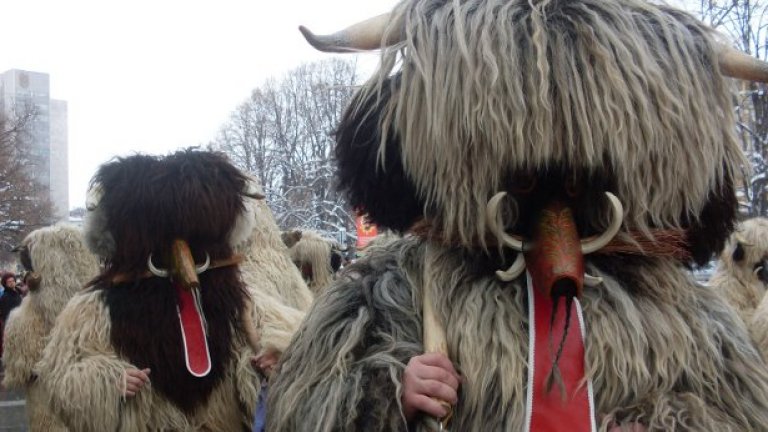 Маски, вино и кебапчета