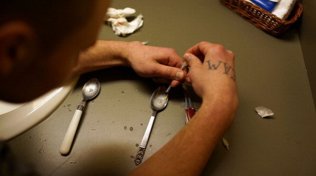 Хората, които употребяват наркотици, често са маргинализирани в обществото: нямат работа, дом или семейство