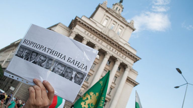 Харизмата на Борисов е поизтощена. Видимо намаля броя на хората, които искат и очакват от него да моделира света около тях. Илюзиите за неговото желание и способност да го направи също доста намаляха.
Броят на феновете е вече по-малък за сметка на избирателите.
Лошото управление на поредната „тройна" коалиция и трагикомичното състояние на основния му опонент наливат повече стабилност в неговите позиции, от когато и да било. Борисов е изправен пред нова ситуация, която интуицията му вече долавя.