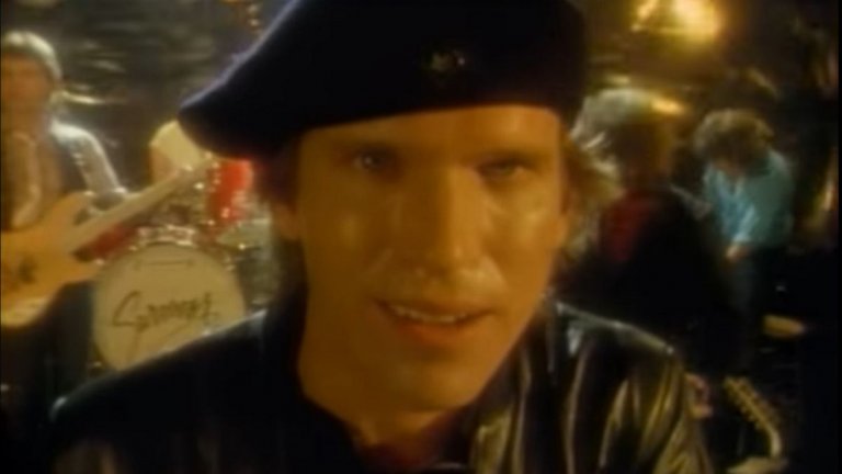 3. Survivor - Eye Of The Tiger
Тъм. Тъм-тъм-тъм. Тъм-тъм-тъм. Тъм-тъм-тъъъъъъъъъм! Сцените, в който чрез монтаж за няколко минути ни се показва подготовката на главния герой за голямо събитие, са едно позабравено изкуство в Холивуд. Именно един такъв монтаж от "Роки 3" вкарва песента на Survivor в главите на зрителите. Историята тук е, че Силвестър Сталоун е искал да използва "Another one bites the dust" на Queen, но не е получил разрешението на Фреди Меркюри и компания. Така актьорът и продуцент се обръща към Survivor, а те написват "Eye of the tiger" - една много по-подходяща песен, когато трябва да надъхаш зрителя за боксов мач.