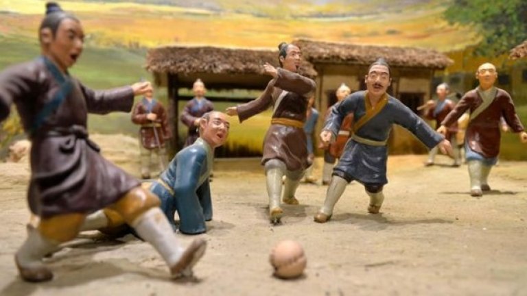 В Китай от повече от 2000 години се е играело нещо подобно на футбола, наречено "цуджу". Понастоящем изписвано като "зукю" – това все още е думата, използвана за футбола.