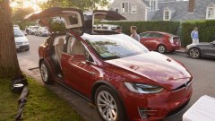 Tesla процъфтява, но някои съветват да не се избързва