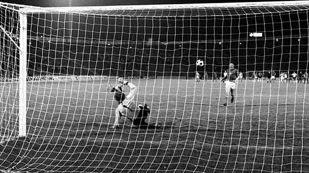 1976 - Паненка.
Какво повече да се каже. Чехословакия бие Германия на дузпи (!), а Антонин Паненка прави невероятното си изпълнение, копвайки топката над невярващия Сеп Майер.
Тази дузпа става историческа.