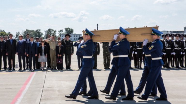Преди броени дни Холадния посрещна с почести телата на загиналите в сваления над Украйна малаизийски самолет