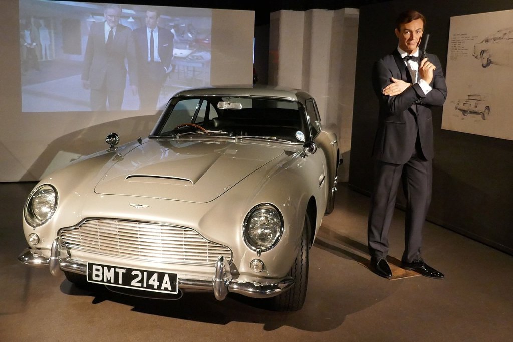 1280px-Goldfinger_-_Aston_Martin_DB5_&_Sean_Connery