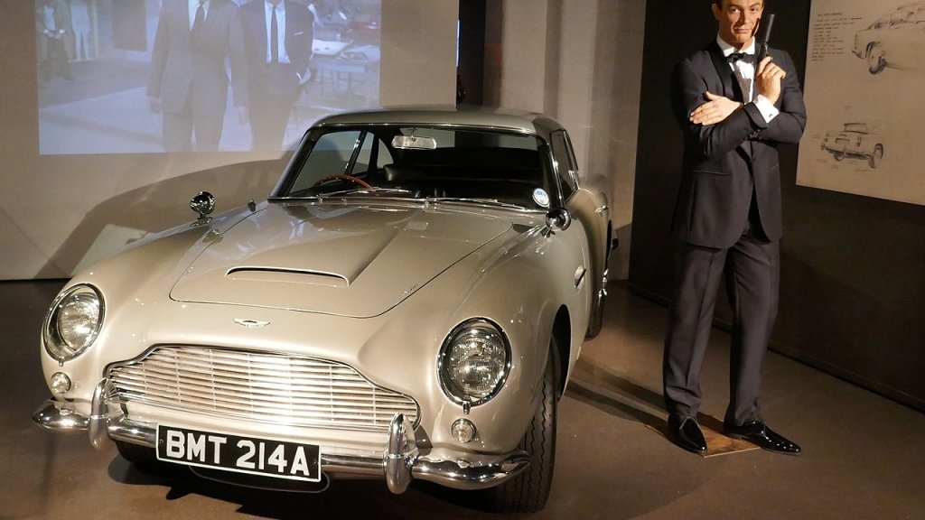 1280px-Goldfinger_-_Aston_Martin_DB5_&_Sean_Connery