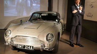 1280px-Goldfinger_-_Aston_Martin_DB5_&_Sean_Connery