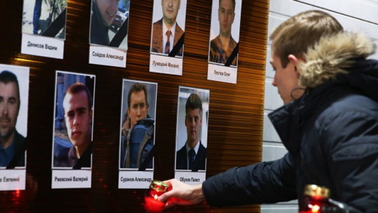 Жителите на Москва палят свещи пред портретите на загиналите от руския самолет, сред които са и руски журналисти.