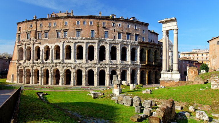 Театърът на Марцел
Театърът на Марцел е по-малък от Колизеума, но е по-стар. Строителството му започва по времето на Юлий Цезар през 27 г. преди Христа и завършва при Октавиан Август, който го посвещава на племенника си Марк Клавдий Марцел.
Театърът е събирал до 15 000 зрители – далеч по-малко от 70-хилядния Колизеум. Обикновено не е отворен за посетители, но и отвън гледката е впечатляваща, а наблизо са и останките от храмовете на Аполон и Белона. Намира се близо до десния бряг на Тибър, на пешеходно разстояние от Римския форум.