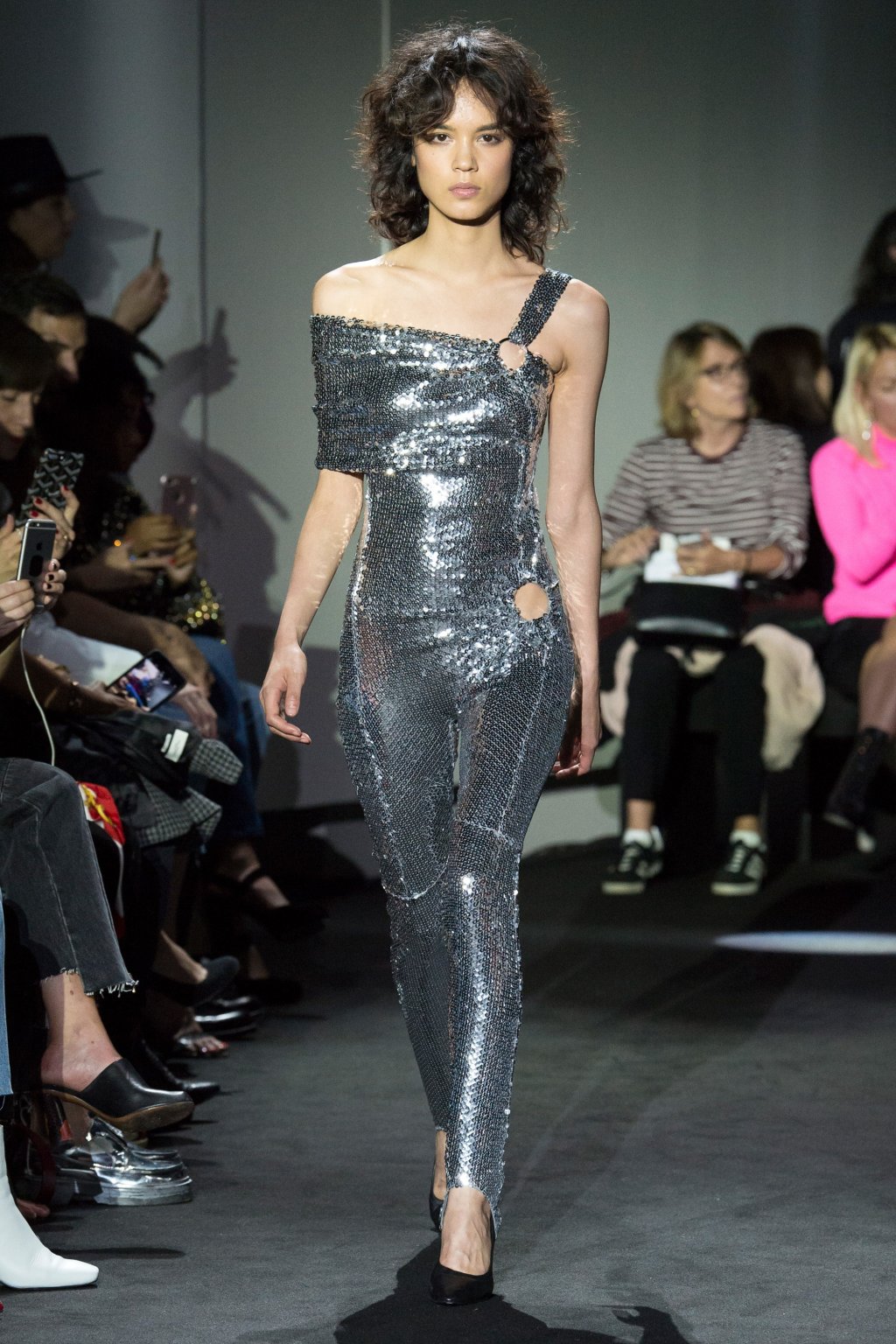 В Paco Rabanne се вдъхновяват от диско вълната, която са забелязали в парижките дискотеки. Дизайнерът избира дръзки и прилепнали гащеризони, мини поли и много блясък.