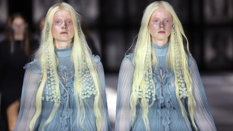 Близнаците на Gucci
Творческият директор на Gucci Алесандро Микеле многократно е споделял очарованието си от еднояйчните близнаци, а след като с Джаред Лето се появиха като две капки вода - с еднакви костюми и еднакво дълги развяващи се коси на Мет Гала през 2022 г. - дизайнерът е решил, че ще е още по-впечатляващо, ако изрази притегателната сила на близнаците в цяло шоу.
Двойките братя и сестри, излизащи на подиума като герои от “Сиянието”, разпалиха силен интерес в интернет заедно със склонността да се търси посланието зад дизайнерския замисъл. Някои видяха призиви за обединение и братство, други - метафора за неразрушимата връзка между хората, а трети - просто една от най-добрите реклами в бранша за последните години.