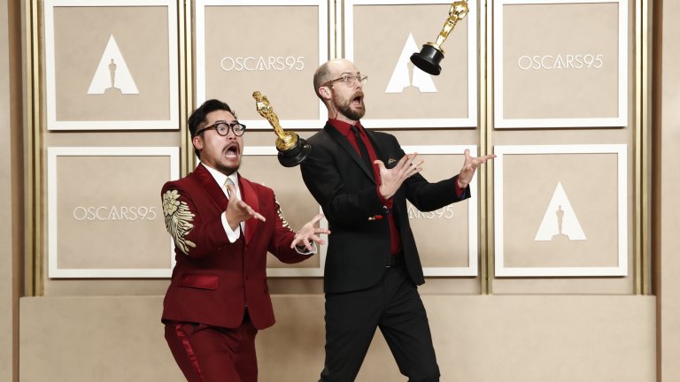 Даниел Куан (вляво) и Даниел Шайнърт (вдясно), носители на наградата за най-добър режисьор за „Всичко, навсякъде и наведнъж“, позират със статуетките си по време на 95-ата годишна церемония по връчването на наградите „Оскар“ в "Долби тиътър" в Холивуд.
Дата: САЩ, 12 март 2023 г.