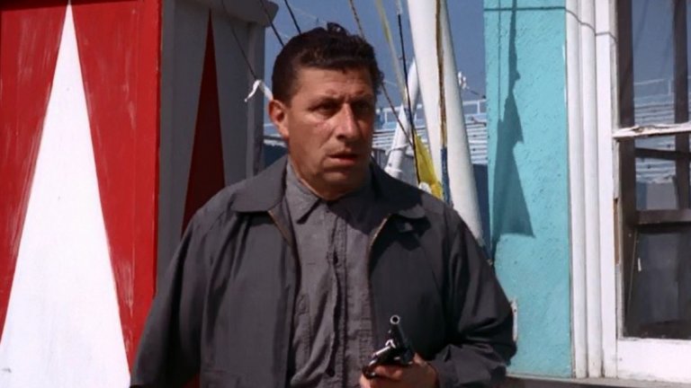 The Fugitive, 1967
Епизодът The Judgement, Part 2, с който завършва сериалът The Fugitive ("Беглецът"), се появява в специфичен момент. Телевизията е започнала да губи очарованието си, сериали един след друг биват спирани от телевизионните мрежи, а ключови актьори се пренасочват към други начинания. Онова, което връща зрителите пред екрана, е финалът на The Fugitive. Обвинен несправедливо в убийството на жена си, Ричард Кимбъл най-накрая успява да залови истинския виновник. Този един час телевизионно време и огромният му рейтинг подсказват на създателите на сериали, че продукциите трябва да имат категоричен финал, за да задържат зрителите си.