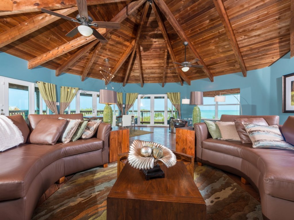 Преходен хол с прекрасна гледка към океана