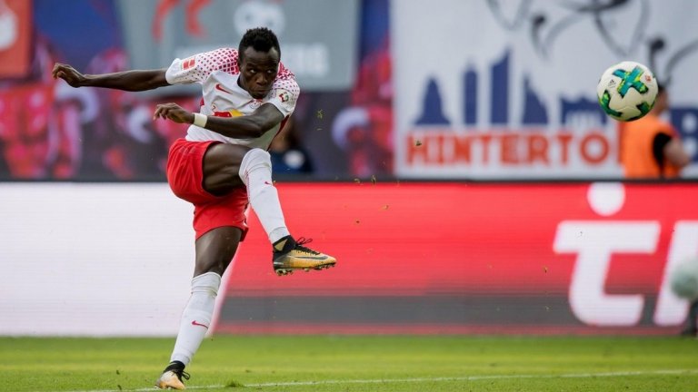 Брума (РБ Лайпциг)
Потенциално достъпен за: 2 200
Рейтинг във FIFA 18: 81
Най-силно качествоСкорост (93)
Това е един наистина бърз играч, който прогресира значително заедно с тима на Лайпциг. Освен че има страхотна скорост, Брума притежава сила на изстрела от 81 и добър дрибъл (86). Португалецът е идеалната покупка за толкова ниска сума.