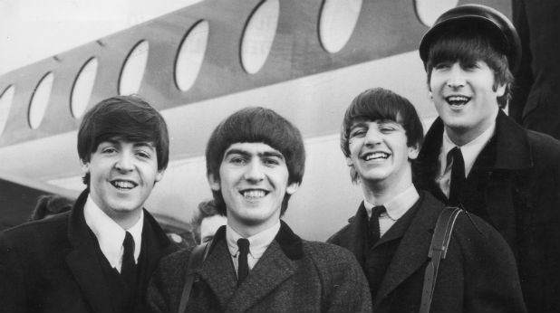 Пол Маккартни, Джон Харисън, Ринго Стар и Джон Ленън на летището в Лондон след концерт в Париж, 1964 г.