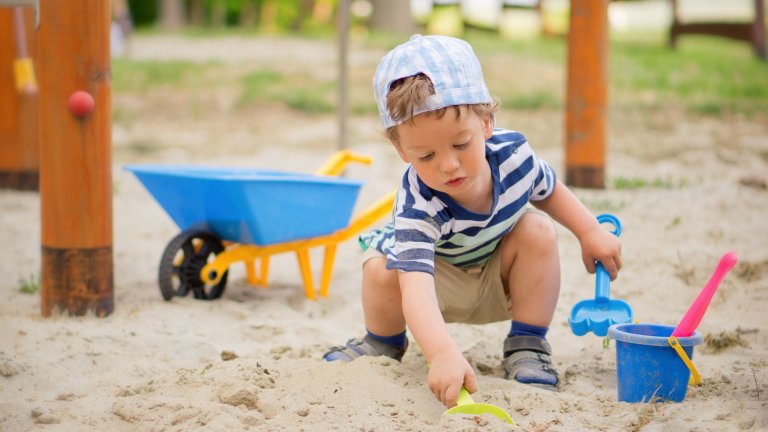 2020 г. - Игра в пясъчника

Играта в пясъчника позволява на децата да строят кули, замъци и различни фигури с пясък, използвайки различни инструменти като кофички и лопатки. Тя развива моториката, координацията и творческото мислене.  Подходяща е както за самостоятелна игра, така и за забавления с приятели. Насърчава общуването и споделянето.