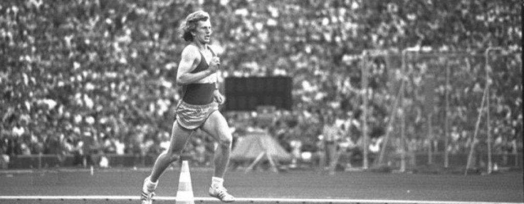 14. Мюнхен 1972: Кой е този?
На снимката изглежда, че този мъж е водачът на групата на маратона и влиза първи в стадиона, за да спечели. Всъщност това е не е олимпиец, а германски студент, който си е направил шега. Победителят тогава е Франк Шортър.