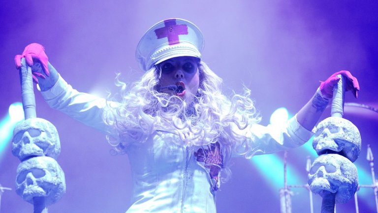 In This Moment 
Пищност не липсва и в постоянно изменящата се визия на In This Moment. Вокалистката Мария Бринк вече си е признавала, че ядосва колегите си, като мъкне огромно количество дрехи със себе си по време на турнетата. Това обаче е основа за зрелищно сценично шоу, което отличава бандата от други. С визии, включващи от кукленски рокли до визуални елементи от сатанисткия блек метъл, In This Moment знаят как да комбинират музиката си със запомнящи се образи.