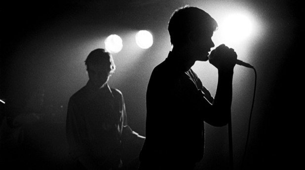 Контрол/Control (2007)

"Контрол" е завладяващ филм за твърде краткия живот на Йън Къртис - вокалист на Joy Division - една от най-митичните пост-пънк персони. Поет, текстописец, музикант, Къртис не може да понесе славата и воден от лични, професионални и романтични несгоди се самоубива - едва на 23 години. Къртис оставя няколко незабравими албума и куп фенове с разбити сърца. 

Филмът първоначално е заснет цветен. После става черно-бял, за да пресъздаде настроението от концертите на Joy Division. Меланхолията е основен мотив в лентата и именно затова нюансите на сивото са най-подходящи да я илюстрират.