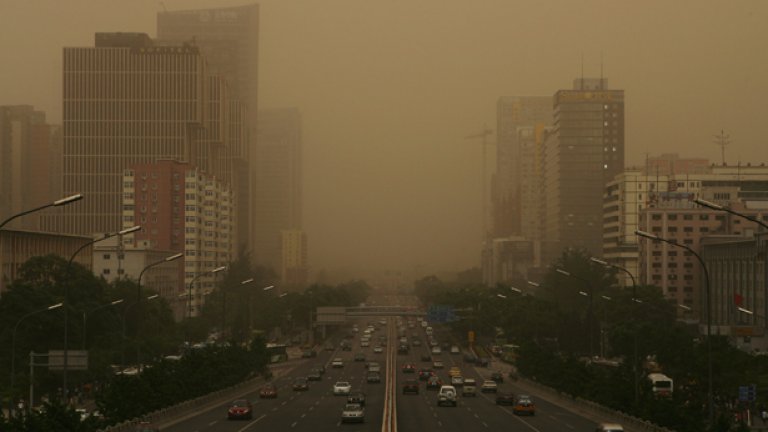 Пекин е трайно обвит в смог