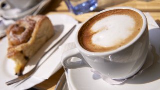 Плащаме данък за сладкото и кафето