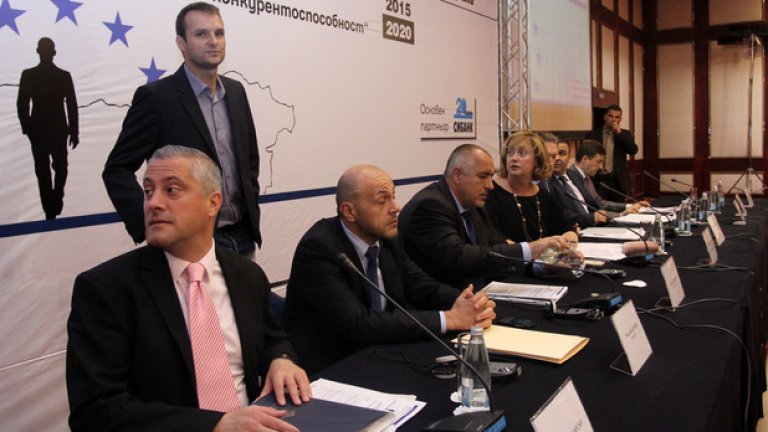 В началото на бизнес-форума, организиран от КРИБ и в. "24 часа" неизвестен младеж се качи на президиума на метър от гърба на министър-председателя Бойко Борисов