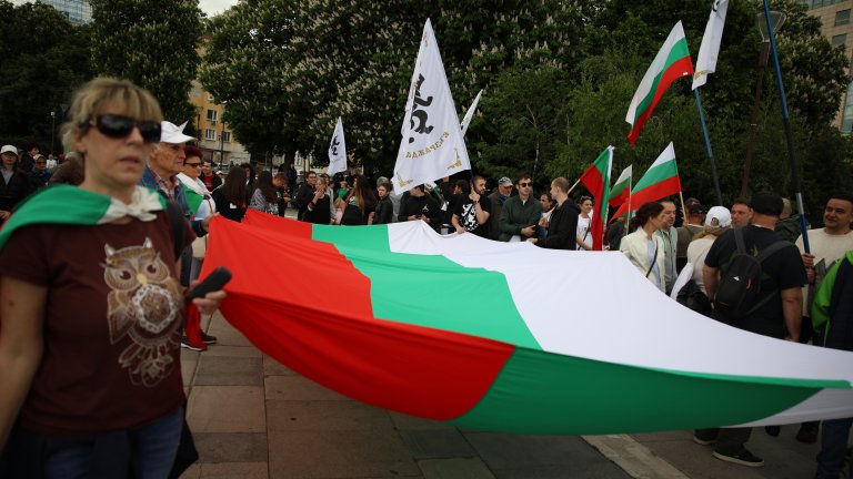 Състоя се нов Поход за мир, замерваха Европейския парламент с червена боя