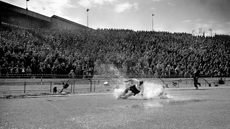 Един от най-популярните фотоси в историята на английския футбол - Том Фини (по-късно става сър Том Фини) в локва на "Стамфорд бридж" по време на гостуването на неговия Престън срещу Челси - годината е 1956-а. 