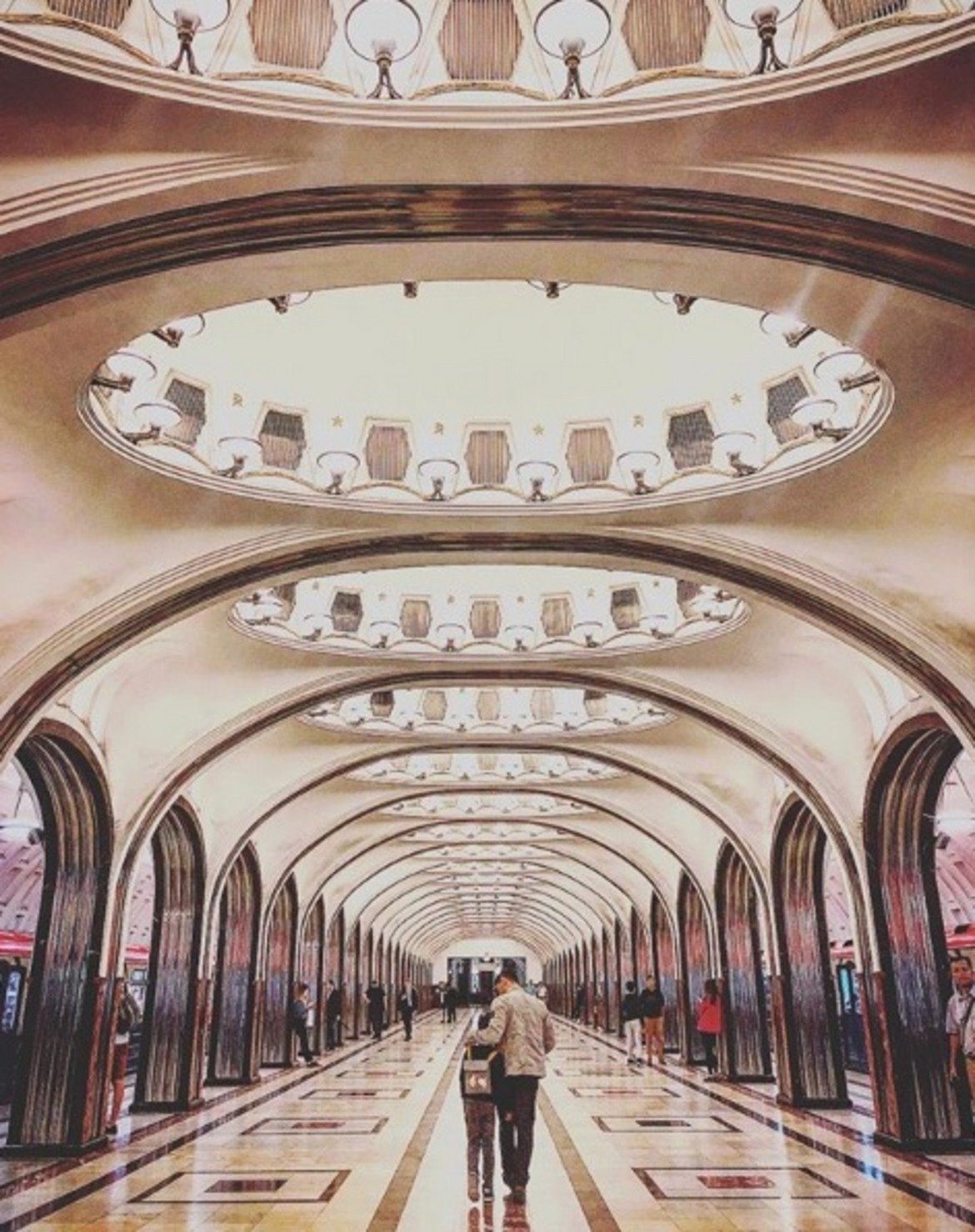  Станция "Маяковска" 

Кръстена е на руския поет Владимир Маяковски. И името, и видът на станцията са вдъхновени от футуризма на твореца. Това е и една от най-известните спирки на метрото не само в Русия, но и в целия свят, заради 34-те си мозайки на тавана, които представят 24 часа в Съветския свят. 

Има изобразени самолети, жътва, полет над "Спаската кула" и други. "Маяковска" е първата станция в страната, която има арка само с два реда пилони, достатъчни, за да поддържат конструкцията. Стоманата в основите се използва и в авиоконструкциите, защото е лесна за манипулации. 

След това много други спирки са решени в същия вид. По време на Втората световна война е използвана за команден пункт на военно-въздушните войски. Стилът е "ар деко" с мраморни стени и розови мраморни панели по пода. Дълбочината е 33 метра.