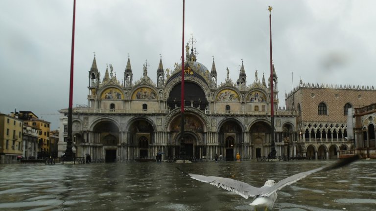 През 150-те години, в които се регистрират нивата на приливите и отливите във Венеция, два високи приливи и отливи над 1,5 метра никога не са регистрирани за една година. През ноември имаше три за една седмица