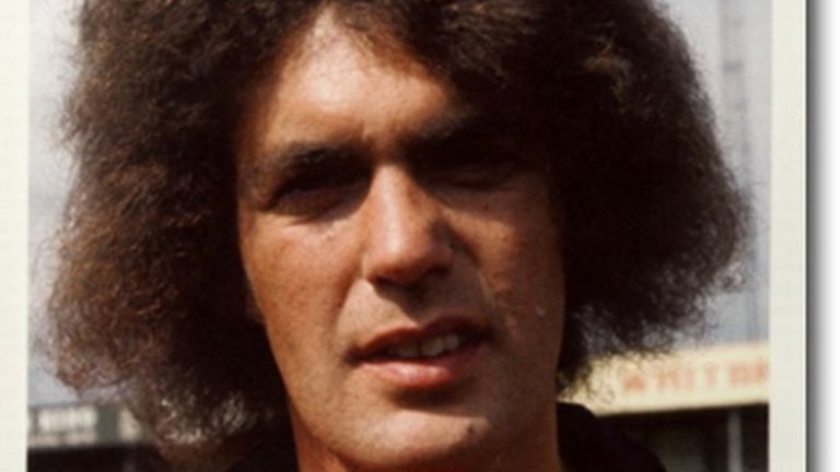 Къде е Френчи?
"Къде е Френчи", питат се футболистите на Лутън, когато автобусът на тима потегля за важно гостуване през 1970 г. без емблематичното си крило. Култовият герой Греъм Френч потъва вдън земя, след като става ясно, че е издирван от полицията за престрелка с ранени в бар. Заловен край Бедфорд и служи на Нейно Величество две години зад решетките.