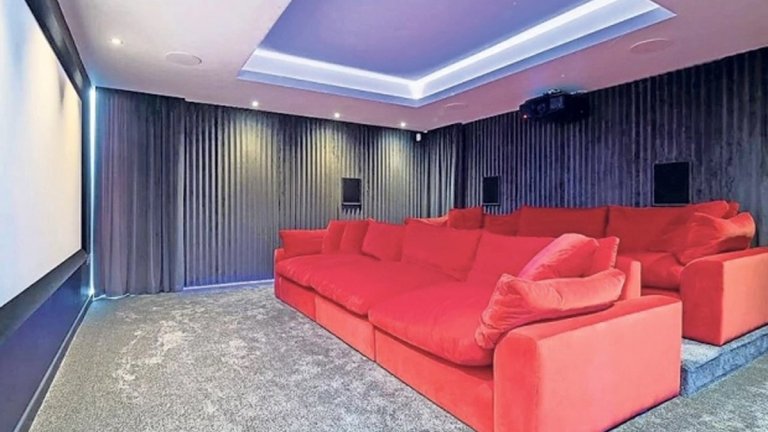 Добре дошли в новото имение на Роналдо в Англия