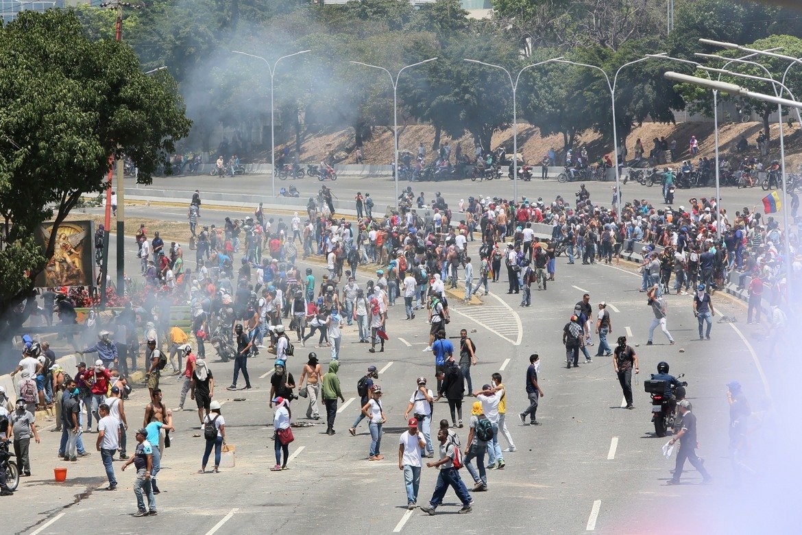 Сблъсъци между протестиращи и военни във Венецуела