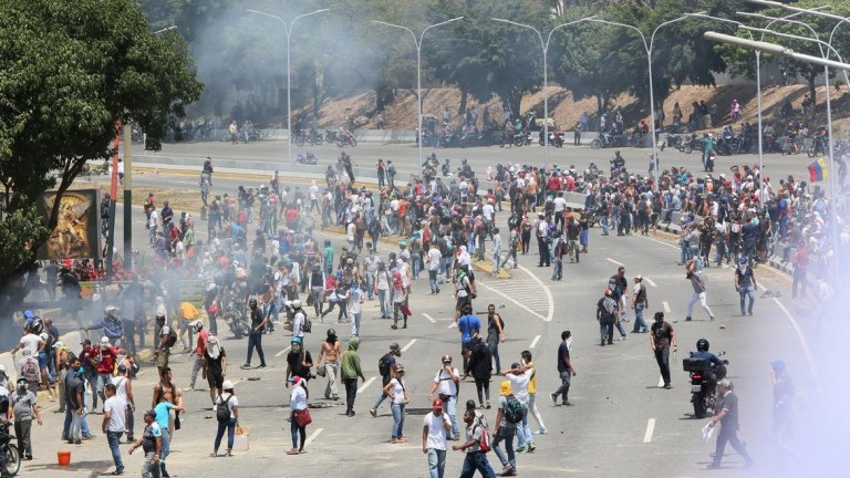 Сблъсъци между протестиращи и военни във Венецуела