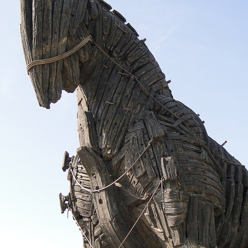 682px-Replica_of_Trojan_Horse_-_Canakkale_Waterfront_-_Dardanelles_-_Turkey_(5747677790)
