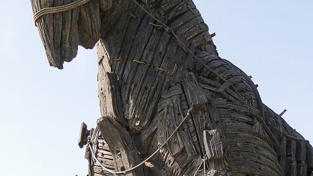 682px-Replica_of_Trojan_Horse_-_Canakkale_Waterfront_-_Dardanelles_-_Turkey_(5747677790)