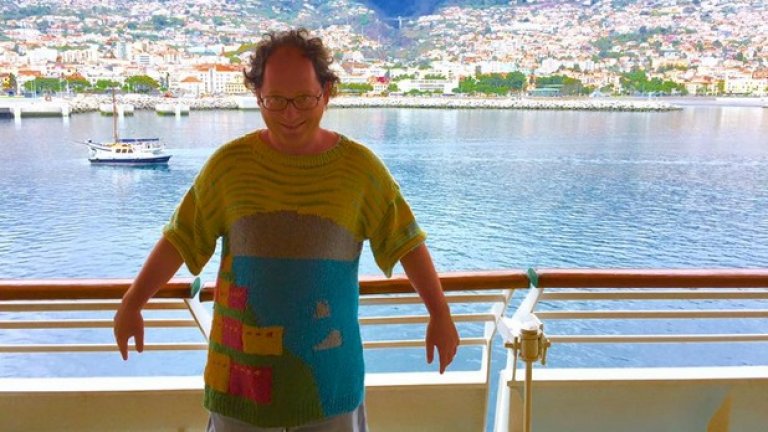 42-годишният мъж, който има слаби ментални затруднения, има повече от 100 различни вида плетени пуловери. И много фенове по света