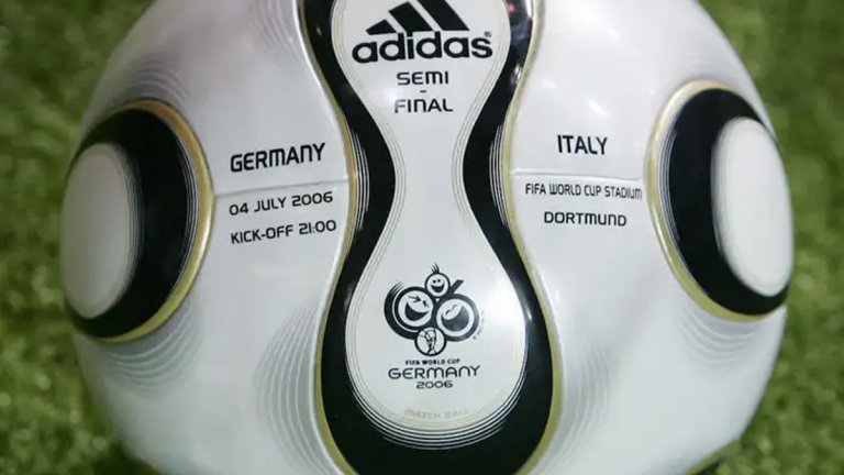 Teamgeist (2006)
Teamgeist означава "отборен дух" на немски. Най-забележителната промяна е въвеждането на дизайн с 14 панела с по-малко шевове, който имаше за цел да направи топката по-закръглена. Teamgeist беше сензация, но отново не се хареса на всички. За всеки мач имаше специално изработена топка с имената на отборите и датата.