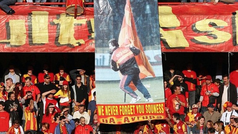 Знамето, показващо случката от 1996-а на стадиона на Фенербахче, се вее от агитката на Галатасарай. Сунес е легенда заради лудостта си.