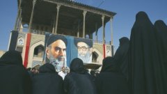 Извършената в събота екзекуция в Саудитска Арабия на шиитския духовник Наим Бакер ан Нимр роди дипломатически престрелки между Иран и Саудитска Арабия. Иранският върховен водач аятолах Али Хаменей призова божията ръка за отмъщение