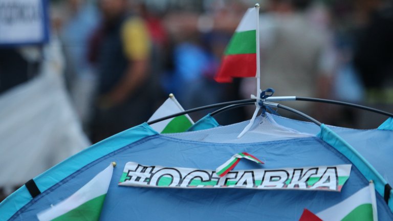 Според протестиращите нападателите са били трима и са замервали мястото с камъни