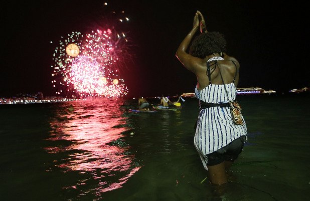 В Бразилия, над 2 милиона души посрещнаха 2015 г. на прочутия плаж Копакабана в Рио де Жанейро. 