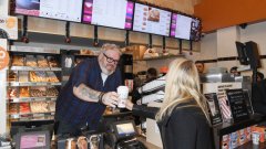 Крисчън Найрн (Ходор от Game of Thrones) подава чаша с горещо кафе от Dunkin Donuts - компанията реши да смени фокуса от сладките към напитките със смяната на името си
