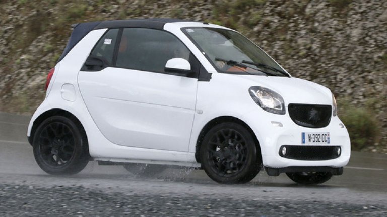 Smart ForTwo Cabrio
Третото поколение на градския автомобил се сдоби с открита версия.