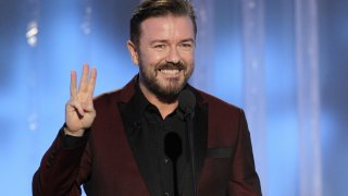 Комикът публикува няколко туита, в които става дума за транссексуалните хора и техните права - тема във Великобритания, след като заради свои коментари авторката на "Хари Потър" Дж. К. Роулинг беше обявена от някои за "трансфоб".