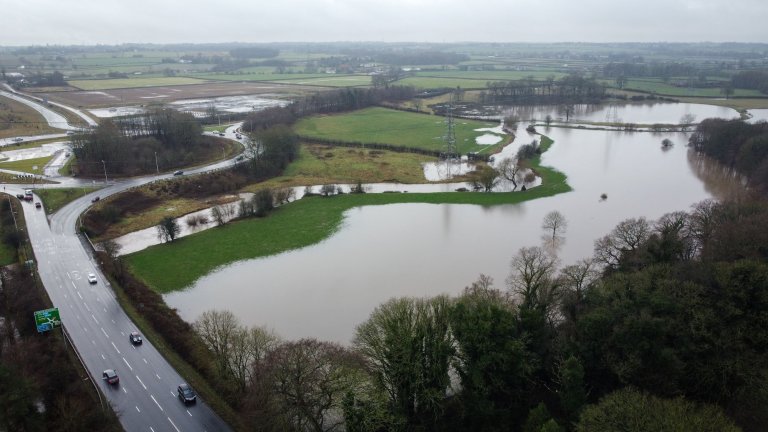 Над 300 предупреждения за наводнения бяха издадени в Англия.