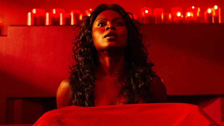 Сцената с Билкис е една от най-шокиращите и за зрителите, и за читателите. В ролята на Савската царица влиза нигерийската актриса Йетиде Бадаки. Савската царица е владетелка на Шаба/Шева – древна държава, намирала се на територията на днешен Йемен.